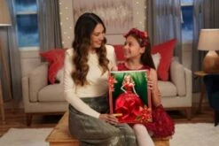 Barbie Signature Holiday Doll, Blond -Kinder Verkauf 24798482 05