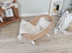 TinaForKids Puppenwiege Aus Weiden Mit Bettwäscheset, Puppenbett Braun/Weiß