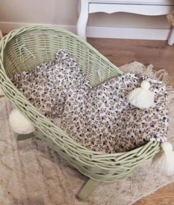 TinaForKids Puppenwiege Aus Weiden Mit Bettwäscheset, Puppenbett Grün/Weiß 4 TinaForKids Puppenwiege Aus Weiden Mit Bettwäscheset, Puppenbett Grün/Weiß – Bild 2