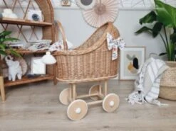 TinaForKids Puppenwagen Mit Bettwäscheset Aus Weiden Und Holz, Natur/Weiß -Kinder Verkauf 29721279 02