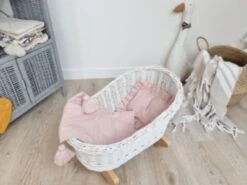 TinaForKids Puppenwiege Aus Weiden Mit Bettwäscheset, Puppenbett Weiß/Rosa -Kinder Verkauf 29721283 03
